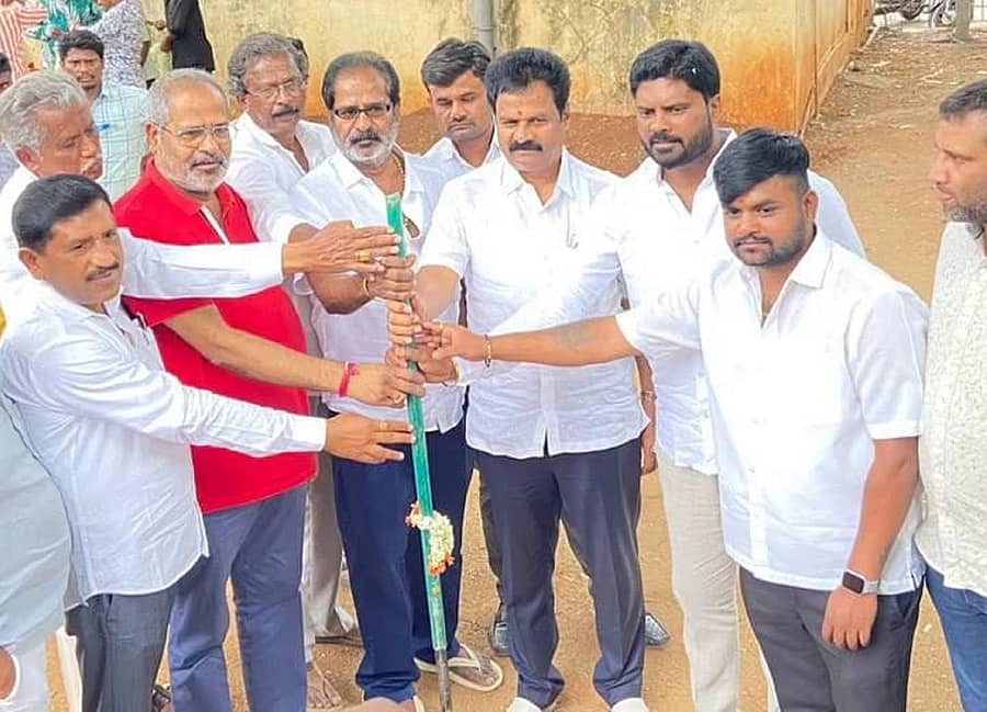 ಆನೇಕಲ್ ತಾಲ್ಲೂಕಿನ ಬೊಮ್ಮಸಂದ್ರದಲ್ಲಿ ಇಂದಿರಾ ಕ್ಯಾಂಟಿನ್ ನಿರ್ಮಾಣಕ್ಕೆ ಶಾಸಕ ಬಿ.ಶಿವಣ್ಣ ಭೂಮಿ ಪೂಜೆ ನೆರವೇರಿಸಿದರು