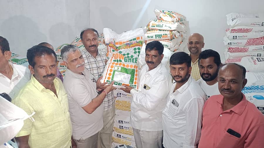 ಆನೇಕಲ್ ತಾಲ್ಲೂಕಿನ ಬ್ಯಾಗಡದೇನಹಳ್ಳಿಯಲ್ಲಿ ಹಸಿರುಮನೆ ಬೆಳೆಗಾರರ ಕ್ಷೇಮಾಭಿವೃದ್ಧಿ ಸಂಘದ ವತಿಯಿಂದ ರೈತರೇ ಪ್ರಾರಂಭಿಸಿರುವ ಗೊಬ್ಬರ ಮತ್ತು ಕ್ರಿಮಿನಾಶಕ ಮಳಿಗೆಯನ್ನ ಉದ್ಘಾಟಿಸಲಾಯಿತು