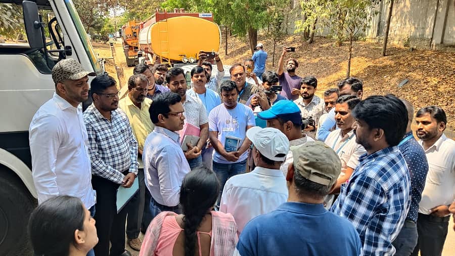 ನಗರದ ಹೊರ ವಲಯದ ಪ್ರದೇಶದಲ್ಲಿ ಟ್ಯಾಂಕರ್ ಮೂಲಕ ಕುಡಿಯುವ ನೀರು ಸರಬರಾಜು ವ್ಯವಸ್ಥೆಯನ್ನು ಜಲಮಂಡಳಿ ಅಧ್ಯಕ್ಷ ರಾಮ್ ಪ್ರಸಾತ್ ಮನೋಹರ್ ಪರಿಶೀಲಿಸಿ, ಸ್ಥಳೀಯರೊಂದಿಗೆ ಮಾತುಕತೆ ನಡೆಸಿದರು