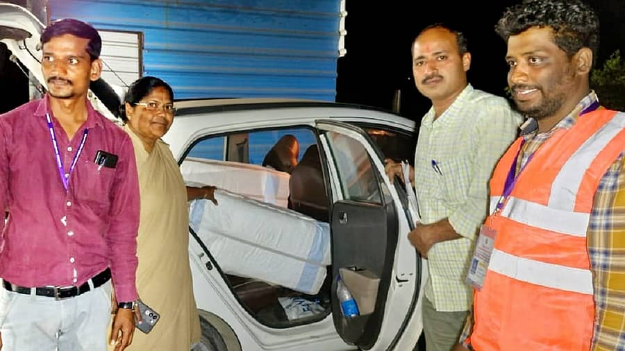 <div class="paragraphs"><p>ಬೀದರ್ ಜಿಲ್ಲೆಯ ಬಸವಕಲ್ಯಾಣ&nbsp;ತಾಲ್ಲೂಕಿನ ಮಹಾರಾಷ್ಟ್ರ ಗಡಿಯಲ್ಲಿನ ರಾಷ್ಟ್ರೀಯ ಹೆದ್ದಾರಿಯಲ್ಲಿ ದಾಖಲೆ ಇಲ್ಲದೆ ಸೂರತ್ ನಿಂದ ಹೈದರಾಬಾದ್ ಗೆ ಸಾಗಿಸುತ್ತಿದ್ದ 200 ಸೀರೆಗಳನ್ನು ಅಧಿಕಾರಿಗಳು ಜಪ್ತಿ ಮಾಡಿದರು</p></div>