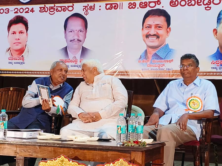 ನಗರದಲ್ಲಿ ಶುಕ್ರವಾರ ನಡೆದ ಅಲೆಮಾರಿ ಸಮುದಾಯಗಳ ರಾಜ್ಯಮಟ್ಟದ ಬೃಹತ್ ಜಾಗೃತಿ ಸಮಾವೇಶದಲ್ಲಿ (ಎಡದಿಂದ) ಹೈಕೋರ್ಟ್‌ ನಿವೃತ್ತ ನ್ಯಾಯಮೂರ್ತಿ ಎಚ್‌.ಎನ್‌.ನಾಗಮೋಹನ್‌ದಾಸ್‌, ಸಚಿವರಾದ ಎಚ್‌.ಕೆ.ಪಾಟೀಲ ಹಾಗೂ ಸತೀಶ್‌ ಜಾರಕಿಹೊಳಿ ಪಾಲ್ಗೊಂಡಿದ್ದರು.