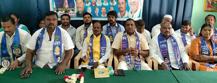 ರಾಮನಗರದ ಚೈತನ್ಯ ಭವನದಲ್ಲಿ ಸೋಮವಾರ ನಡೆದ ಸುದ್ದಿಗೋಷ್ಠಿಯಲ್ಲಿ ಬೆಂಗಳೂರು ಗ್ರಾಮಾಂತರ ಕ್ಷೇತ್ರದ ಬಿಎಸ್ಪಿ ಅಭ್ಯರ್ಥಿ ಚಿನ್ನಪ್ಪ ಚಿಕ್ಕಹಾಗಡೆ ಮಾತನಾಡಿದರು. ಪಕ್ಷದ ಪ್ರಧಾನ ಕಾರ್ಯದರ್ಶಿ ಅಂದಾನಪ್ಪ, ಕಾರ್ಯದರ್ಶಿ ಎಂ. ನಾಗೇಶ್ ಹಾಗೂ ಪದಾಧಿಕಾರಿಗಳು ಇದ್ದಾರೆ