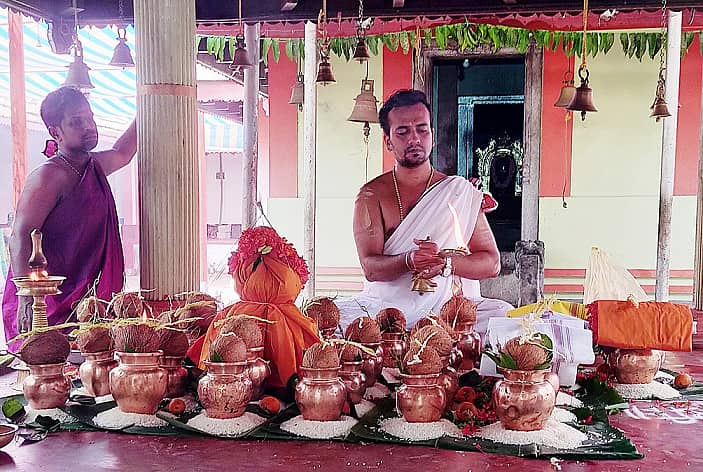 ಉಪ್ಪಿನಂಗಡಿ ಸಮೀಪದ ಆತೂರು ಸದಾಶಿವ ದೇವಸ್ಥಾನದಲ್ಲಿ ಪ್ರತಿಷ್ಠಾ ವಾರ್ಷಿಕೋತ್ಸವದ ಅಂಗವಾಗಿ ವಿವಿಧ ವೈದಿಕ ಕಾರ್ಯಕ್ರಮಗಳು ನಡೆದವು