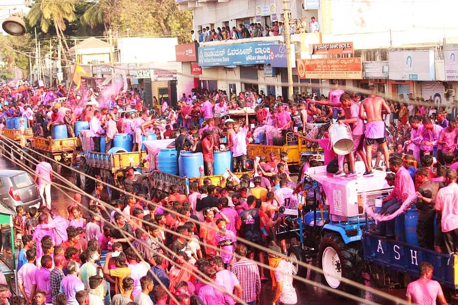 ಬಾಗಲಕೋಟೆಯಲ್ಲಿ ಟ್ರ್ಯಾಕ್ಟರ್ಗಳಲ್ಲಿ ನಡೆದ ಬಣ್ಣದಾಟದ ವೈಭವ