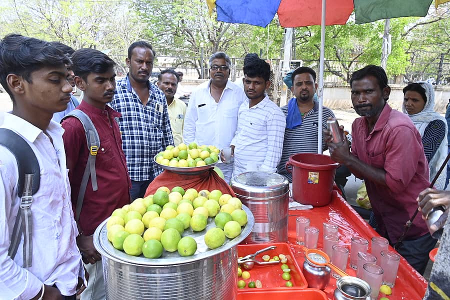 ಕಲಬುರಗಿ ನಗರದ ಕೋರ್ಟ್‌ ರಸ್ತೆಯಲ್ಲಿ ಸೋಮವಾರ ಲಿಂಬೆಹಣ್ಣಿನ ಜ್ಯೂಸ್‌ ಕುಡಿಯಲು ಕಾಯುತ್ತಿರುವ ಜನ