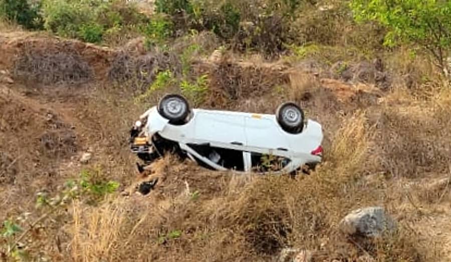 ಶ್ರೀರಂಗಪಟ್ಟಣ ತಾಲ್ಲೂಕಿನ ಗಣಂಗೂರು ಬಳಿ ಕಾರೊಂದು ಗುರುವಾರ ಸಂಜೆ ಸರ್ವೀಸ್ ರಸ್ತೆಯಿಂದ ಹಳ್ಳಕ್ಕೆ ಉರುಳಿ ಬಿದ್ದಿದೆ