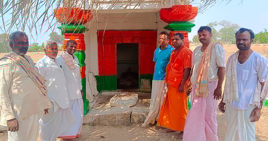 ಯಲಬುರ್ಗಾ ತಾಲ್ಲೂಕು ಮಕ್ಕಳ್ಳಿ ಹೊರವಲಯದ ಕಲ್ಲಿನಾಥೇಶ್ವರ ದೇವಸ್ಥಾನವನ್ನು ಗ್ರಾಮದ ಶಿವಾನಂದ ಸ್ವಾಮೀಜಿ ಹಾಗೂ ಮುಖಂಡರು ಪರಿಶೀಲಿಸಿದರು