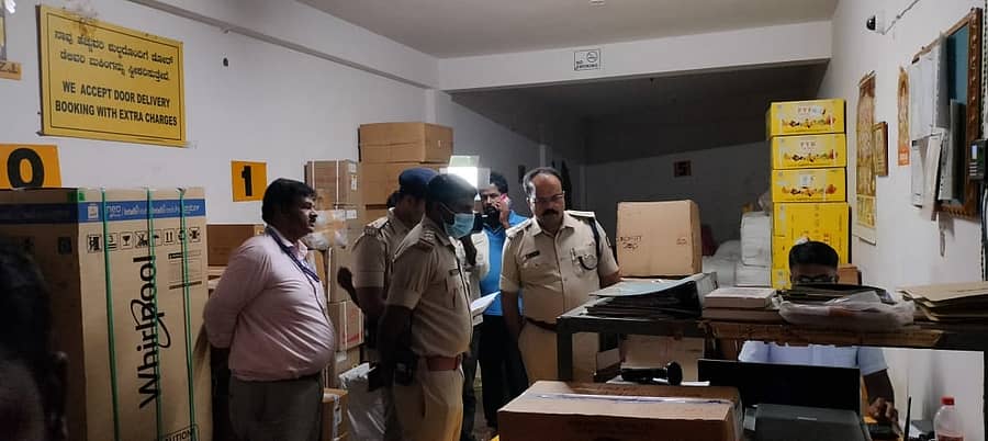 ರಾಮನಗರದ ದ್ಯಾವರಸೇಗೌಡನ ದೊಡ್ಡಿ ರಸ್ತೆಯ ಒಕ್ಕಲಿಗರ ಭವನ ಸಂಕೀರ್ಣದಲ್ಲಿರುವ ಗೋದಾಮಿಗೆ ಡಿವೈಎಸ್ಪಿ ದಿನಕರ ಶೆಟ್ಟಿ ಹಾಗೂ ಚುನಾವಣಾ ಸಿಬ್ಬಂದಿ ಭೇಟಿ ನೀಡಿ ಪರಿಶೀಲನೆ ನಡೆಸಿದರು