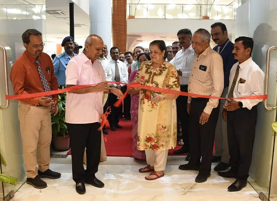 ಬೆಳಗಾವಿಯ ಜವಾಹರಲಾಲ್‌ ನೆಹರೂ ವೈದ್ಯಕೀಯ ಮಹಾವಿದ್ಯಾಲಯದಲ್ಲಿನ ನವೀಕೃತ ಡಾ.ಬಿ.ಎಸ್.ಜೀರಗೆ ಸಭಾಂಗಣವನ್ನು ಪ್ರಭಾಕರ ಕೋರೆ ಸೋಮವಾರ ಉದ್ಘಾಟಿಸಿದರು