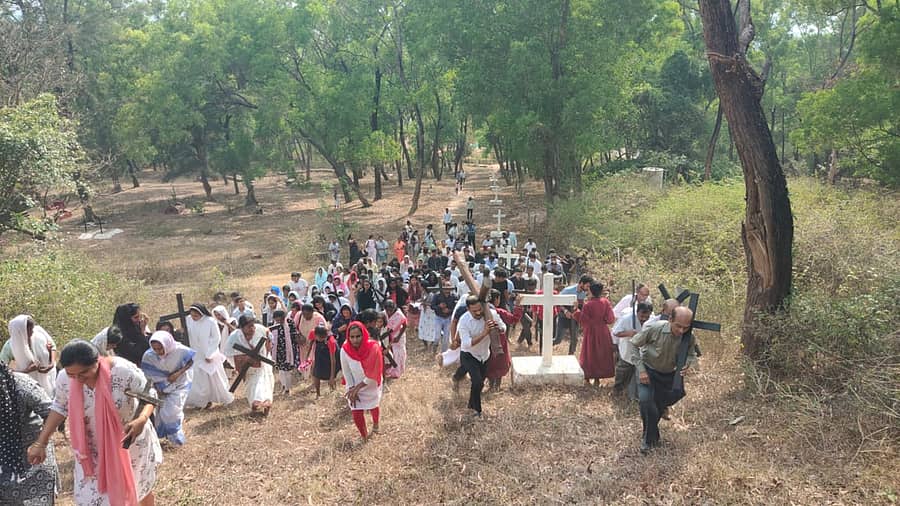 ಶನಿವಾರಸಂತೆ ಸಮೀಪದ ಗೋಪಾಲಪುರ ಚರ್ಚ್ನಲ್ಲಿ ‘ಗುಡ್ ಫ್ರೈಡೆ’ಯನ್ನು ಶ್ರದ್ಧಾಭಕ್ತಿಯಿಂದ ಶುಕ್ರವಾರ ಆಚರಿಸಲಾಯಿತು.