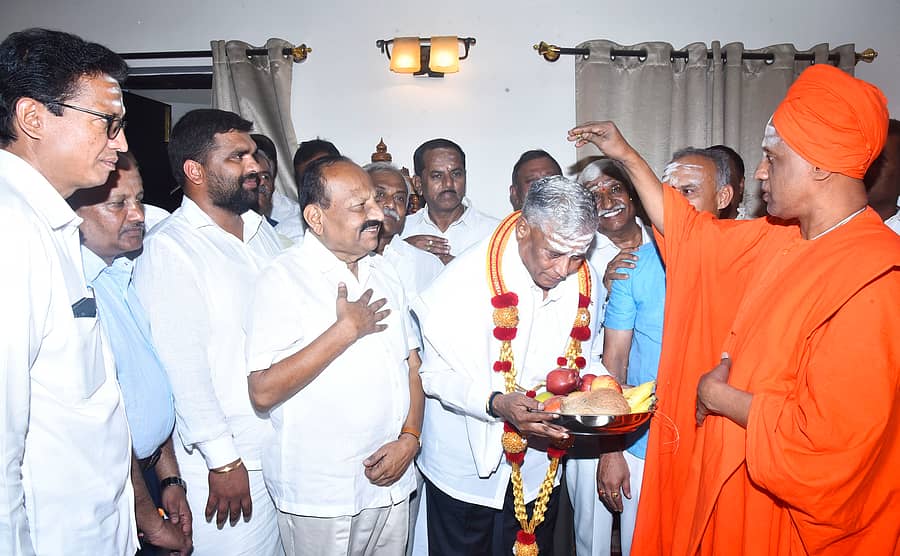 ತಮಕೂರಿನ ಸಿದ್ಧಗಂಗಾ ಮಠಕ್ಕೆ ಶುಕ್ರವಾರ ತುಮಕೂರು ಲೋಕಸಭಾ ಕ್ಷೇತ್ರದ ಬಿಜೆಪಿ ಅಭ್ಯರ್ಥಿ ವಿ.ಸೋಮಣ್ಣ ಭೇಟಿ ನೀಡಿ ಸಿದ್ಧಲಿಂಗ ಸ್ವಾಮೀಜಿಯ ಆಶೀರ್ವಾದ ಪಡೆದರು. ಶಾಸಕರಾದ ಬಿ.ಸುರೇಶ್ಗೌಡ, ಜಿ.ಬಿ.ಜ್ಯೋತಿಗಣೇಶ್, ಮುಖಂಡರಾದ ಎಂ.ವಿ.ವೀರಭದ್ರಯ್ಯ, ಡಾ.ಎಸ್.ಪರಮೇಶ್ ಇತರರು ಹಾಜರಿದ್ದರು