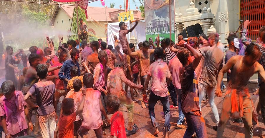 ಹೋಳಿ ಹಬ್ಬದ ನಿಮಿತ್ತ ಲಕ್ಷ್ಮೇಶ್ವರದ ಹಾವಳಿ ಹನುಮಪ್ಪನ ದೇವಸ್ಥಾನದ ಎದುರು ಡಿಜೆ ಹಾಡಿಗೆ ಹೆಜ್ಜೆ ಹಾಕಿದ ಯುವಕರು