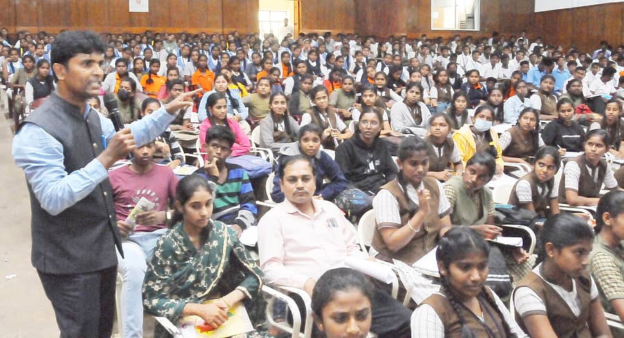 ಪ್ರೇರಣಾ ಶಿಬಿರದಲ್ಲಿ ಶಿಕ್ಷಕ ಎ.ಉಮಾಮಾಹೇಶ್‌ ಅವರು ವಿದ್ಯಾರ್ಥಿಗಳ ಜತೆ ಸಂವಾದ ನಡೆಸಿದರು