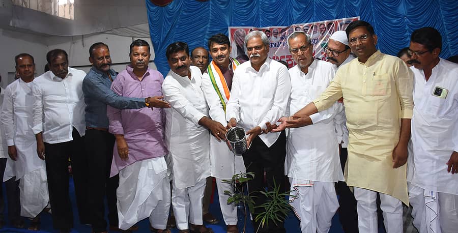 ಯಾದಗಿರಿ ನಗರದ ಬಸವೇಶ್ವರ ಕಲ್ಯಾಣ ಮಂಟಪದಲ್ಲಿ ಬುಧವಾರ ಹಮ್ಮಿಕೊಂಡಿದ್ದ ಯಾದಗಿರಿ ಮತಕ್ಷೇತ್ರದ ಕಾಂಗ್ರೆಸ್ ಕಾರ್ಯಕರ್ತರ ಸಭೆಯನ್ನು ಸಸಿಗೆ ನೀರುಣಿಸುವ ಮೂಲಕ ಮುಖಂಡರು ಉದ್ಘಾಟಿಸಿದರು