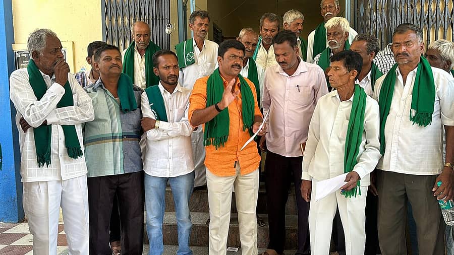 ಮಾಗಡಿಯಲ್ಲಿ ಗುಣಮಟ್ಟದ ವಿದ್ಯುತ್ಗೆ ಆಗ್ರಹಿಸಿ ತಾಲ್ಲೂಕು ರೈತ ಸಂಘದ ಪದಾಧಿಕಾರಿಗಳು ಮಂಗಳವಾರ ಪ್ರತಿಭಟನೆ ನಡೆಸಿದರು