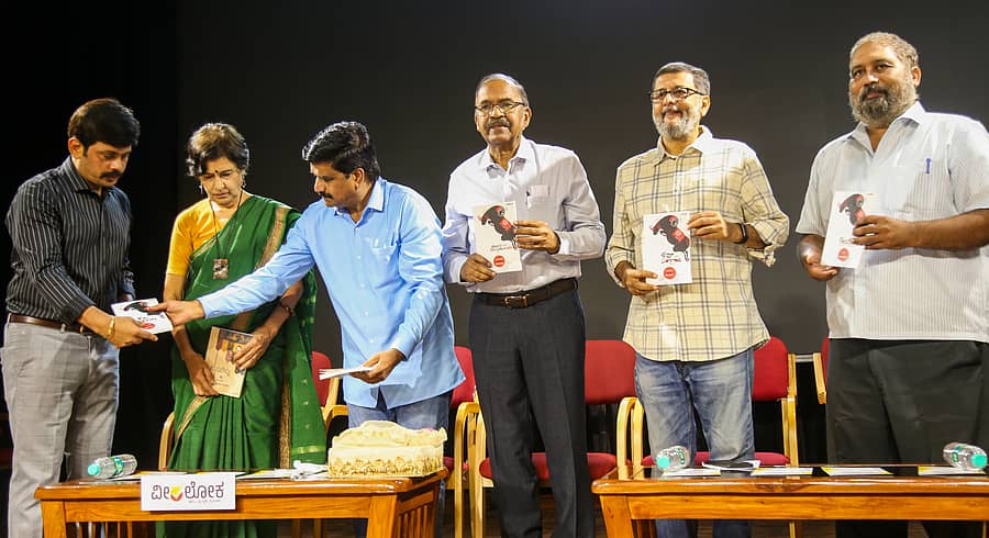 <div class="paragraphs"><p>ನಗರದ ಕನ್ನಡ ಸಾಹಿತ್ಯ ಪರಿಷತ್ತಿನಲ್ಲಿ ವೀರಲೋಕ ಪ್ರಕಾಶನ ಭಾನುವಾರ ಹಮ್ಮಿಕೊಂಡಿದ್ದ ‘ನುಡಿ ಮಿಲನ’ ಕಾರ್ಯಕ್ರಮದಲ್ಲಿ ಲೇಖಕ ಕೇಶವ ಮಳಗಿ (ಎಡದಿಂದ ಮೂರನೆಯವರು) ಐದು ಕೃತಿಗಳನ್ನು ಬಿಡುಗಡೆ ಮಾಡಿದರು. </p></div>