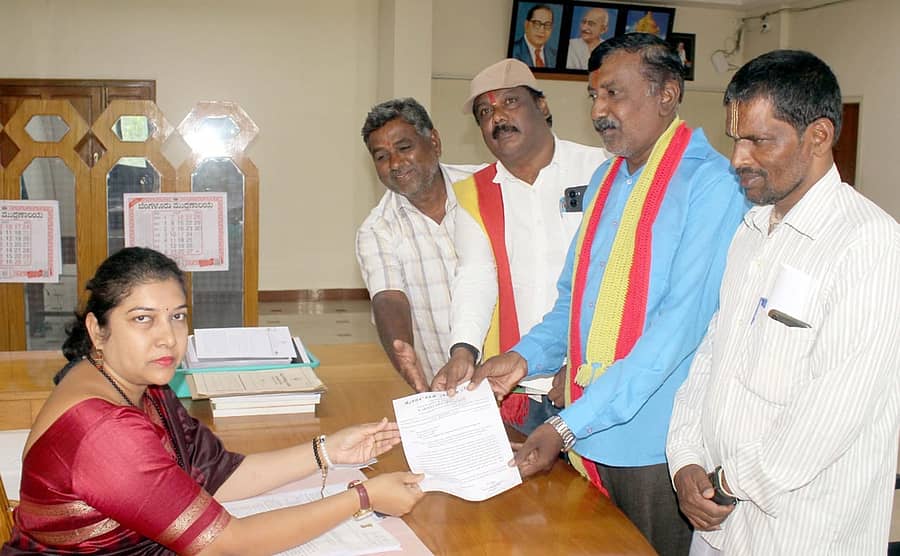 ಮೇಕೆದಾಟು ಯೋಜನೆಗೆ ತಡೆ ಒಡ್ಡುವುದಾಗಿ ಪ್ರಣಾಳಿಕೆಯಲ್ಲಿ ಹೇಳಿರುವ ಡಿಎಂಕೆ ನೇತೃತ್ವದ ತಮಿಳುನಾಡು ಸರ್ಕಾರವನ್ನು ವಜಾ ಮಾಡಬೇಕು ಎಂದು ಆಗ್ರಹಿಸಿ ಕರ್ನಾಟಕ ಸೇನಾ ಪಡೆ ಕಾರ್ಯಕರ್ತರು ಜಿಲ್ಲಾಧಿಕಾರಿ ಶಿಲ್ಪಾ ನಾಗ್ ಅವರ ಮೂಲಕ ರಾಷ್ಟ್ರಪತಿಯವರಿಗೆ ಮನವಿ ಸಲ್ಲಿಸಿದರು