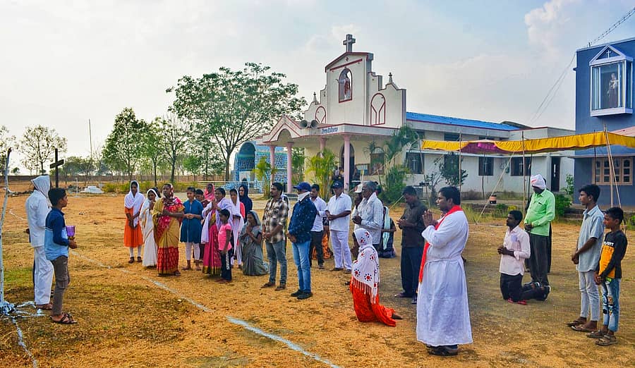 ಹಲಸೂರ ಪಟ್ಟಣದಲ್ಲಿ ಸಂತ ಅಂಥೋಣಿ ಚರ್ಚ್ನಲ್ಲಿ ಗುಡ್ ಫ್ರೈಢ ನಿಮಿತ್ತ ಶುಕ್ರವಾರ ಕ್ರೈಸ್ತ ಸಮುದಾಯದವರು ಸಾಮೂಹಿಕ ಪ್ರಾರ್ಥನೆ ಸಲ್ಲಿಸಿದರು