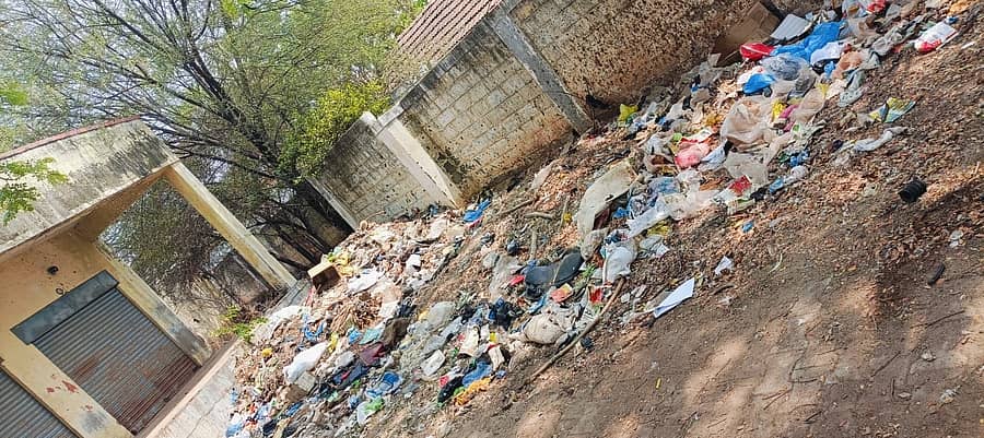 ಗುಂಡ್ಲುಪೇಟೆ ಪಟ್ಟಣದ 7ನೇ ವಾರ್ಡ್ನಲ್ಲಿರುವ ಮೀನು ಮಾರುಕಟ್ಟೆ ಸುತ್ತಲೂ ಕಸದ ರಾಶಿ ಬಿದ್ದಿದ್ದು, ಅನೈರ್ಮಲ್ಯ ತಾಂಡವವಾಡುತ್ತಿದೆ