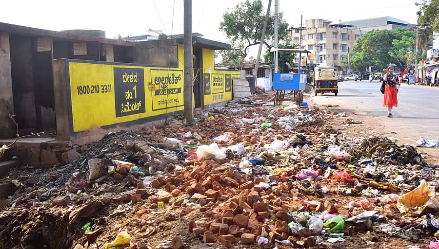 ಹುಬ್ಬಳ್ಳಿಯ ವಾರ್ಡ್ 50ರ ವೀರಮಾರುತಿನಗರದಲ್ಲಿರುವ ಸಾರ್ವಜನಿಕ ಶೌಚಾಲಯದ ಮುಂದೆ ಕಸ ಸುರಿದಿರುವುದು ಪ್ರಜಾವಾಣಿ ಚಿತ್ರ–ಗುರು ಹಬೀಬ