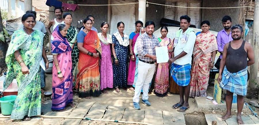 ರಟ್ಟೀಹಳ್ಳಿ ತಾಲ್ಲೂಕು ಮಕರಿ ಗ್ರಾಮ ಪಂಚಾಯ್ತಿ ವ್ಯಾಪ್ತಿಯ ಯಡಗೋಡ ಗ್ರಾಮದಲ್ಲಿ ಐಇಸಿ ಸಂಯೋಜಕ ಕುಮಾರಯ್ಯ ಚಿಕ್ಕಮಠ ಅವರು ಗ್ರಾಮಸ್ಥರಿಗೆ ನರೇಗಾ ಯೋಜನೆಯ ಮಾಹಿತಿ ನೀಡಿದರು