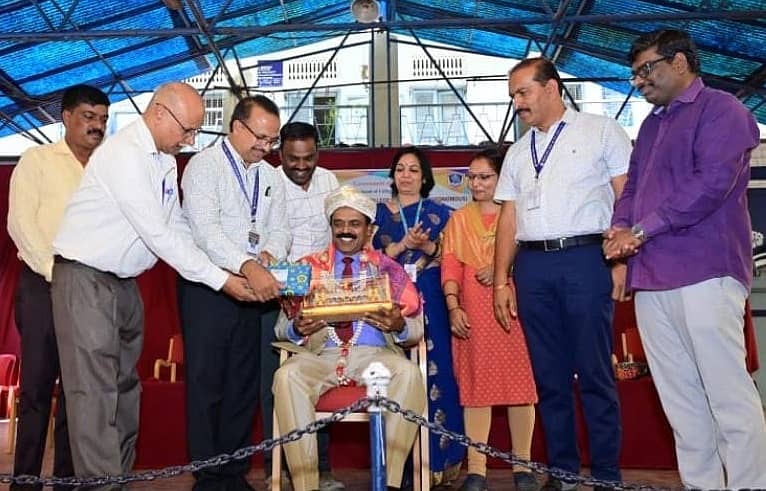 ನಿವೃತ್ತಿ ಹೊಂದಲಿರುವ ಕಾಲೇಜು ಶಿಕ್ಷಣ ಇಲಾಖೆಯ ನಿರ್ದೇಶಕ ಅಪ್ಪಾಜಿ ಗೌಡ ಅವರನ್ನು ಮೈಸೂರಿನ ಮಹಾರಾಣಿ ಮಹಿಳಾ ವಿಜ್ಞಾನ ಸ್ವಾಯತ್ತ ಕಾಲೇಜಿನಲ್ಲಿ ನಡೆದ ಸರ್ಟಿಫಿಕೆಟ್ ಕೋರ್ಸ್ ಉದ್ಘಾಟನಾ ಸಮಾರಂಭದಲ್ಲಿ ಸನ್ಮಾನಿಸಲಾಯಿತು