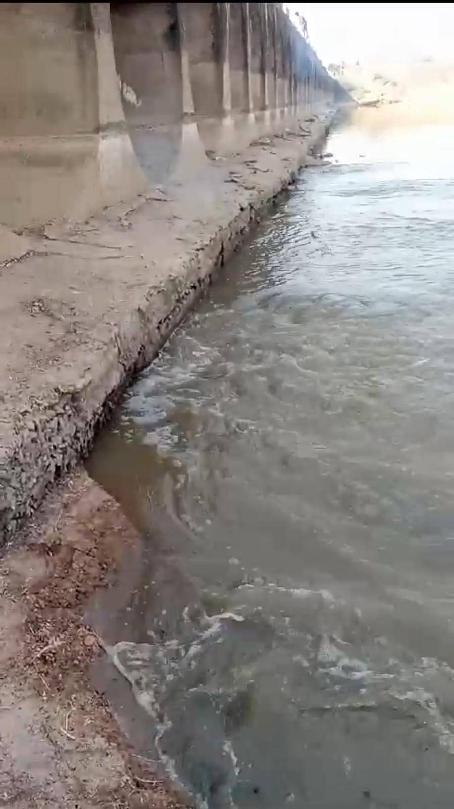 ಕೋನಿಗರಹಳ್ಳಿಯ ಸೇತುವೆ ಅಡಿಪಾಯದ ಕೆಳೆಗೆ ವೇದಾವತಿ ನದಿ ನೀರು ಹರಿಯುತ್ತಿರುವುದು