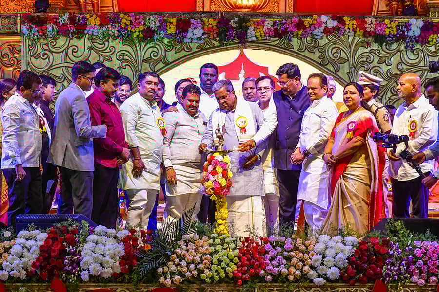 ಕನಕಗಿರಿಯಲ್ಲಿ ಶನಿವಾರ ಮುಖ್ಯಮಂತ್ರಿ ಸಿದ್ದರಾಮಯ್ಯ ಉತ್ಸವಕ್ಕೆ ಚಾಲನೆ ನೀಡಿದರು