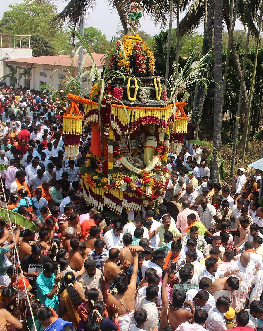 ಮಾಗಡಿ ತಾಲ್ಲೂಕಿನ ಮುದುಗೆರೆ ರಂಗನಾಥ ಜಾತ್ರಾ ಮಹೋತ್ಸವದ ಅಂಗವಾಗಿ ಭಾನುವಾರ ಬ್ರಹ್ಮೋತ್ಸವ ನಡೆಯಿತು