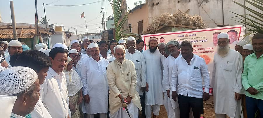 ಕಲಾದಗಿ ಗ್ರಾಮದಲ್ಲಿ ಬುಧವಾರ ಶಾಸಕ ಜೆ.ಟಿ.ಪಾಟೀಲ ವಿವಿಧ ಕಾಮಗಾರಿಗಳಿಗೆ ಭೂಮಿಪೂಜೆ ನೆರವೇರಿಸಿದರು