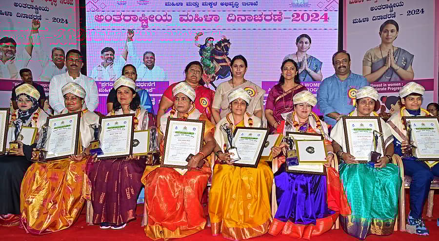 <div class="paragraphs"><p>ಮಹಿಳಾ ಮತ್ತು ಮಕ್ಕಳ ಅಭಿವೃದ್ಧಿ ಇಲಾಖೆ ಮಂಗಳವಾರ ಆಯೋಜಿಸಿದ್ದ ಮಹಿಳಾ ದಿನಾಚರಣೆ&nbsp; ಕಾರ್ಯಕ್ರಮದಲ್ಲಿ (ಕುಳಿತವರು ಎಡದಿಂದ) ಸಾಧಕಿಯರಾದ ರುಮಾನ ಕೌಸರ್‌ ಸರಸ್ವತಿ,&nbsp;ಎಸ್‌.ಸಿಂಧು, ಸವಿತಾ ಎಂ. ಕುಲಕರ್ಣಿ ಕಾವೇರಿ ಶಿವಶಂಕರಯ್ಯ ಹಿರೇಮಠ, ಸಾಯೀಶ್ವರಿ ಗಂಗಾರಾಮ ಕೊಡಚ ವಾಡಕರ ಅವರಿಗೆ ಕಿತ್ತೂರು ರಾಣಿ ಚೆನ್ನಮ್ಮ ಪ್ರಶಸ್ತಿ ಪ್ರದಾನ ಮಾಡಲಾಯಿತು. </p></div>