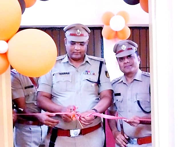 ಬಸವಕಲ್ಯಾಣ ನಗರ ಠಾಣೆಯಲ್ಲಿ ಗುರುವಾರ ಮಕ್ಕಳ ಸ್ನೇಹಿ ಕೇಂದ್ರವನ್ನು ಜಿಲ್ಲಾ ಪೊಲೀಸ್ ವರಿಷ್ಠಾಧಿಕಾರಿ ಚೆನ್ನಬಸವಣ್ಣ ಎಸ್.ಎಲ್. ಅವರು ರಿಬ್ಬನ್ ಕತ್ತರಿಸುವ ಮೂಲಕ ಉದ್ಘಾಟಿಸಿದರು. ಡಿವೈಎಸ್ಪಿ ಜಿ.ಎಸ್. ನ್ಯಾಮಗೌಡ ಹಾಜರಿದ್ದರು