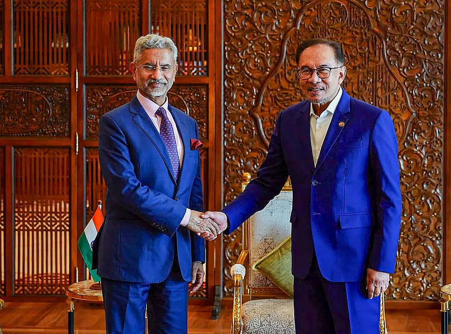 ವಿದೇಶಾಂಗ ವ್ಯವಹಾರಗಳ ಸಚಿವ ಎಸ್‌. ಜೈಶಂಕರ್‌ ಅವರು ಮಲೇಷ್ಯಾ ಪ್ರಧಾನಿ ಅನ್ವರ್‌ ಇಬ್ರಾಹಿಂ ಅವರನ್ನು ಬುಧವಾರ ಭೇಟಿ ಮಾಡಿದರು –ಪಿಟಿಐ ಚಿತ್ರ