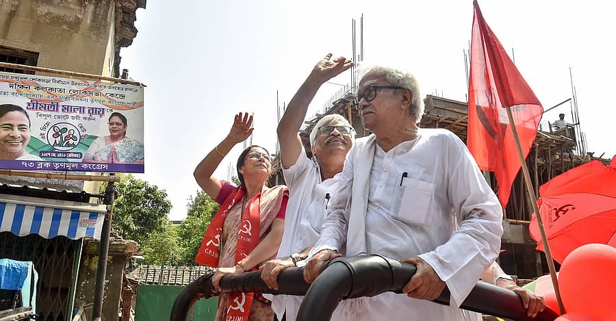 ಸುಜನ್‌ ಚಕ್ರವರ್ತಿ (ಮಧ್ಯದಲ್ಲಿರುವವರು) – ಪಿಟಿಐ ಚಿತ್ರ