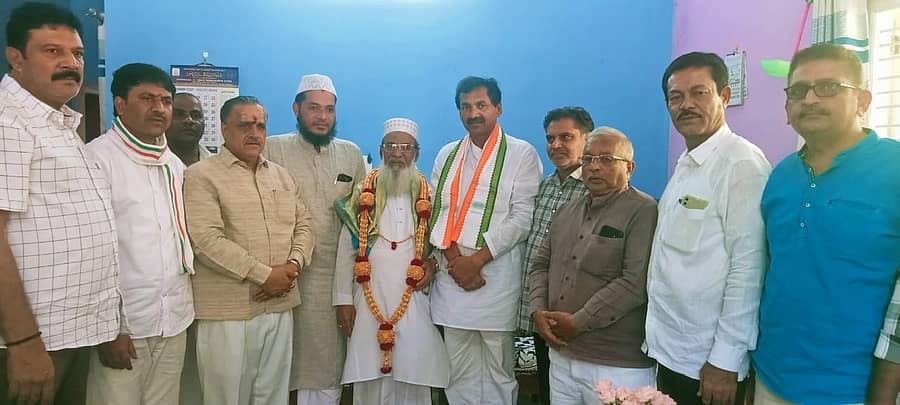 ಮೈಸೂರು-ಕೊಡಗು ಲೋಕಸಭಾ ಕ್ಷೇತ್ರದ ಕಾಂಗ್ರೆಸ್ ಅಭ್ಯರ್ಥಿ ಎಂ. ಲಕ್ಷ್ಮಣ ಮುಸ್ಲಿಂ ಧರ್ಮಗುರು ಉಷ್ಮಾನ್‌ ಷರೀಫ್‌ ಅವರನ್ನು ಸೋಮವಾರ ಭೇಟಿಯಾಗಿ ಆಶೀರ್ವಾದ ಪಡೆದರು