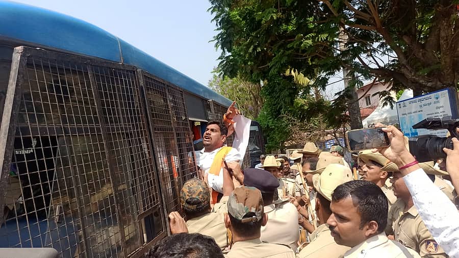 <div class="paragraphs"><p>ಬಿಜೆಪಿ ಕಾರ್ಯಕರ್ತರನ್ನು ಪೊಲೀಸರು ಬಂಧಿಸಿದರು.</p></div>