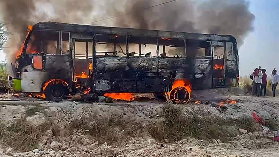 <div class="paragraphs"><p>ಬೆಂಕಿ ತಗುಲಿದ ಬಸ್‌</p></div>