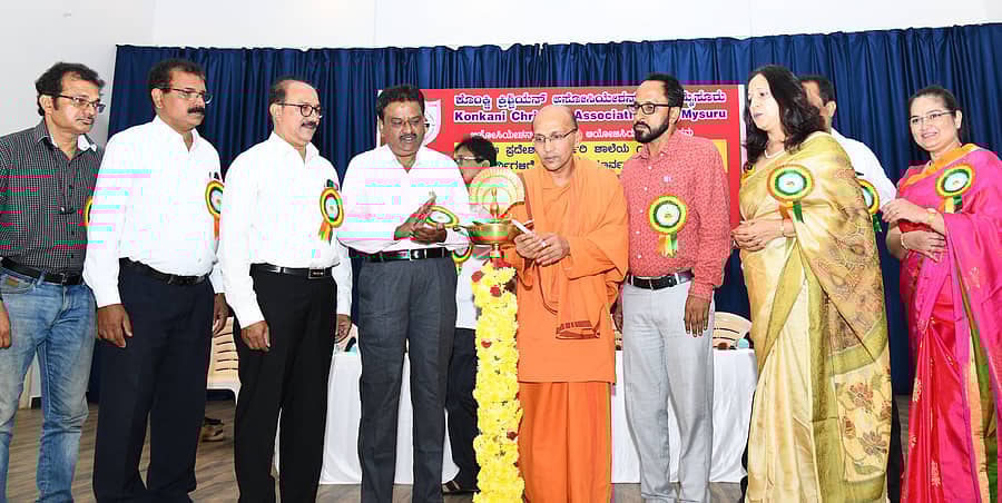 ಕೊಂಕಣಿ ಭವನದಲ್ಲಿ ಬುಧವಾರ ಎಸ್ಸೆಸ್ಸೆಲ್ಸಿ ವಿದ್ಯಾರ್ಥಿಗಳಿಗೆ ಪರೀಕ್ಷಾ ಪೂರ್ವ ಸಿದ್ಧತಾ ತರಬೇತಿ ಶಿಬಿರವನ್ನು ಶ್ರೀರಾಮಕೃಷ್ಣ ವಿದ್ಯಾಲಯ ವ್ಯವಸ್ಥಾಪಕ ಯುಕ್ತೇಶಾನಂದ ಸ್ವಾಮೀಜಿ ಉದ್ಘಾಟಿಸಿದರು. ಎಚ್.ಕೆ. ಪಾಂಡು, ಎಂ.ವಿವೇಕಾನಂದ, ಜಾನ್ ವಿಲಿಯಂ ಡಿಸೋಜ, ಎಸ್.ಆರ್.ಲೋಬೊ, ಜಾಯ್ಸ್ ಸಿಕ್ವೇರಾ ಪಾಲ್ಗೊಂಡರು