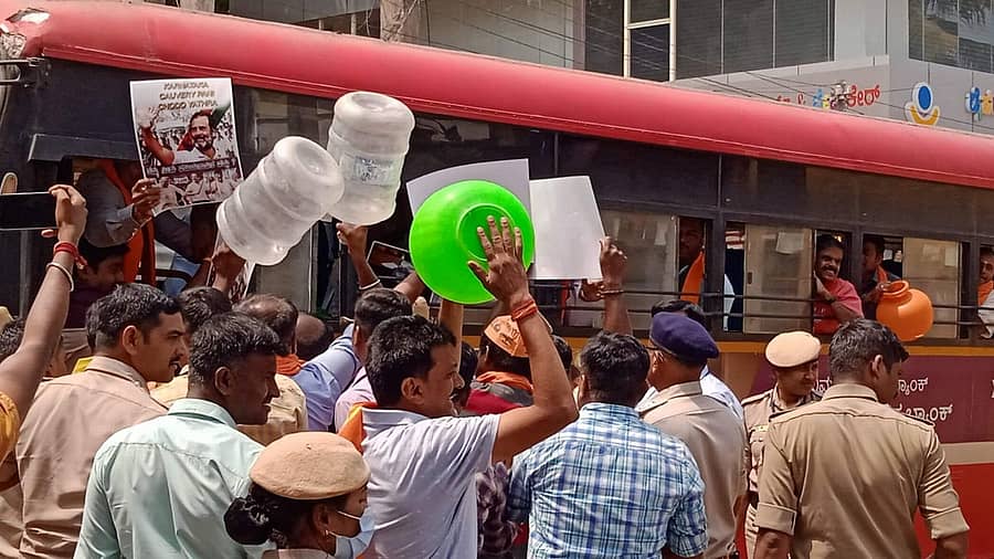 ತಮಿಳುನಾಡಿಗೆ ನೀರು ಬಿಡಲಾಗುತ್ತಿದೆ ಎಂದು ಆರೋಪಿಸಿ ಮಂಡ್ಯದಲ್ಲಿ ಭಾನುವಾರ ಪ್ರತಿಭಟಿಸುತ್ತಿದ್ದ ರೈತರನ್ನು ಪೊಲೀಸರು ಬಂಧಿಸಿ ಬಸ್ನಲ್ಲಿ ಕರೆದೊಯ್ದರು