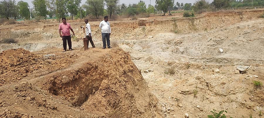 ಕೆಜಿಎಫ್ ತಾಲ್ಲೂಕು ನೆರ್ನಹಳ್ಳಿ ಗ್ರಾಮಕ್ಕೆ ನೀರು ಸರಬರಾಜು ಮಾಡುವ ಕೊಳವೆಬಾವಿ ಸುತ್ತಲೂ ಎಕ್ಸ್‌ಪ್ರೆಸ್‌ ಕಾರಿಡಾರ್ ಗುತ್ತಿಗೆದಾರರು ಹಳ್ಳ ತೋಡಿರುವುದು