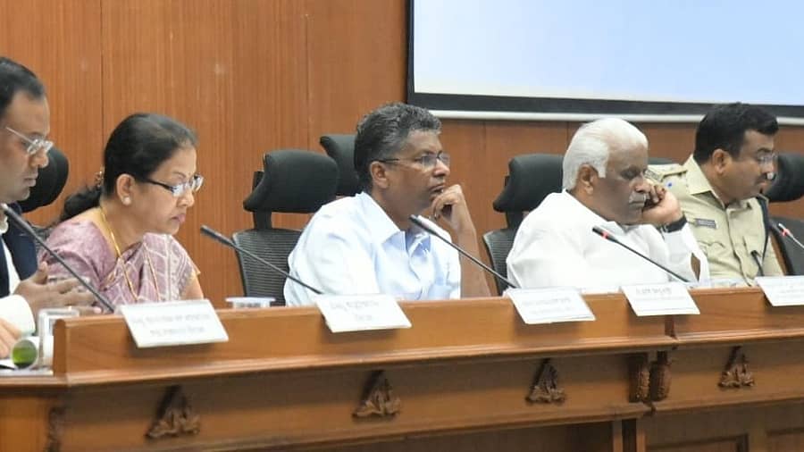 ಬೆಳಗಾವಿಯ ಸುವರ್ಣ ವಿಧಾನಸೌಧದಲ್ಲಿ ಶುಕ್ರವಾರ ಸಚಿವ ಸತೀಶ ಜಾರಕಿಹೊಳಿ ಅಧ್ಯಕ್ಷತೆಯಲ್ಲಿ ನಡೆದ ಕೆಡಿಪಿ ಸಭೆಯಲ್ಲಿ ರಾಹುಲ್ ಶಿಂಧೆ, ನಿತೇಶ್ ಪಾಟೀಲ, ಮಂಗಲಾ ಅಂಗಡಿ, ಈರಣ್ಣ ಕಡಾಡಿ, ಡಾ.ಭೀಮಾಶಂಕರ ಗುಳೇದ ಪಾಲ್ಗೊಂಡರು