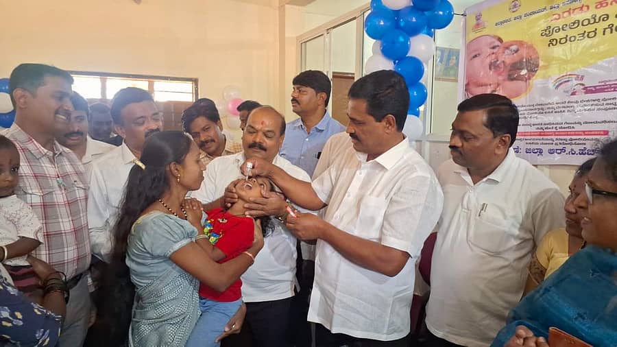 ಶಿಡ್ಲಘಟ್ಟ ತಾಲ್ಲೂಕಿನ ಮೇಲೂರು ಗ್ರಾಮದ ಆರೋಗ್ಯ ಕೇಂದ್ರದಲ್ಲಿ ಪಲ್ಸ್ ಪೋಲಿಯೊ ಕಾರ್ಯಕ್ರಮಕ್ಕೆ ಶಾಸಕ ಬಿ.ಎನ್. ರವಿಕುಮಾರ್ ಚಾಲನೆ ನೀಡಿದರು