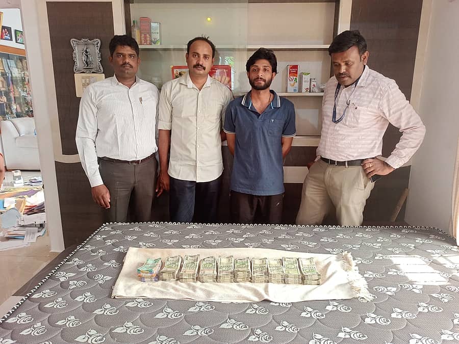 ಸೋಮವಾರಪೇಟೆ ತಾಲ್ಲೂಕು ಪಂಚಾಯಿತಿ ಕಾರ್ಯನಿರ್ವಾಹಕ ಅಧಿಕಾರಿಯಾಗಿದ್ದ ಜಯಣ್ಣ ಅವರ ಮನೆಯಲ್ಲಿ ಸಿಕ್ಕಿದ ₹ 9.20 ಲಕ್ಷ ನಗದನ್ನು ಲೋಕಾಯುಕ್ತ ಇನ್ಸ್ಪೆಕ್ಟರ್ ಲೋಕೇಶ್ ವೀಕ್ಷಿಸಿದರು.