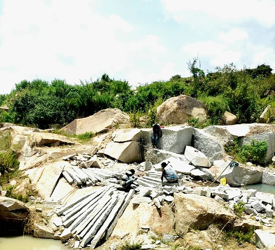 ತಾಲ್ಲೂಕಿನ ತುರುವನಹಳ್ಳಿಯಗುಡ್ಡದ ಬಳಿ ಕಲ್ಲು ಒಡೆಯುವ ಕಾಯಕ ಮಾಡುತ್ತಿರುವವರು.