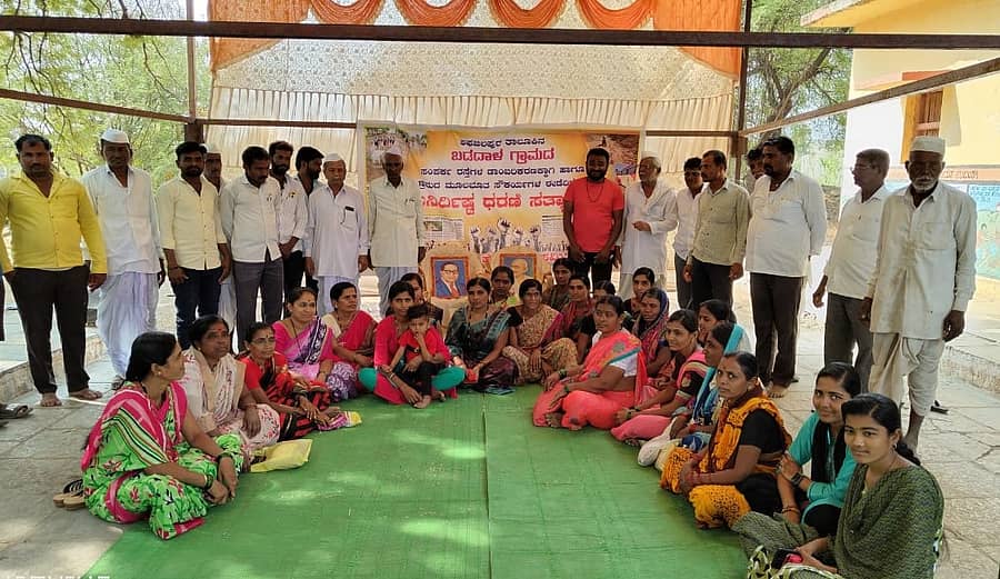 ಅಫಜಲಪುರ ತಾಲ್ಲೂಕಿನ   ಬಡದಾಳ ಗ್ರಾಮದಲ್ಲಿ ನಾಗರಿಕ ಹೋರಾಟ ಸಮಿತಿ ವತಿಯಿಂದ ನಡೆಯುತ್ತಿರುವ ಧರಣಿ ಸತ್ಯಾಗ್ರಹಕ್ಕೆ ಗ್ರಾಮದ ಮಹಿಳೆಯರು ಬುಧವಾರ   ಬೆಂಬಲಿಸಿದರು.