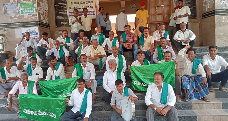 ಜನ, ಜಾನುವಾರುಗಳಿಗೆ ಕುಡಿಯುವ ನೀರಿಗೆ ತೊದರೆಯಾಗಿದ್ದು, ಕೆಆರ್‌ಎಸ್‌ ಅಣೆಕಟ್ಟೆಯಿಂದ ನಾಲೆಗಳಿಗೆ ನೀರು ಹರಿಸಬೇಕು ಎಂದು ಆಗ್ರಹಿಸಿ ಭೂಮಿತಾಯಿ ಹೋರಾಟ ಸಮಿತಿ ರೈತರು ಶ್ರೀರಂಗಪಟ್ಟಣದ ಮಿನಿ ವಿಧಾನಸೌಧದ ಎದುರು ಗುರುವಾರ ಪ್ರತಿಭಟನೆ ನಡೆಸಿದರು