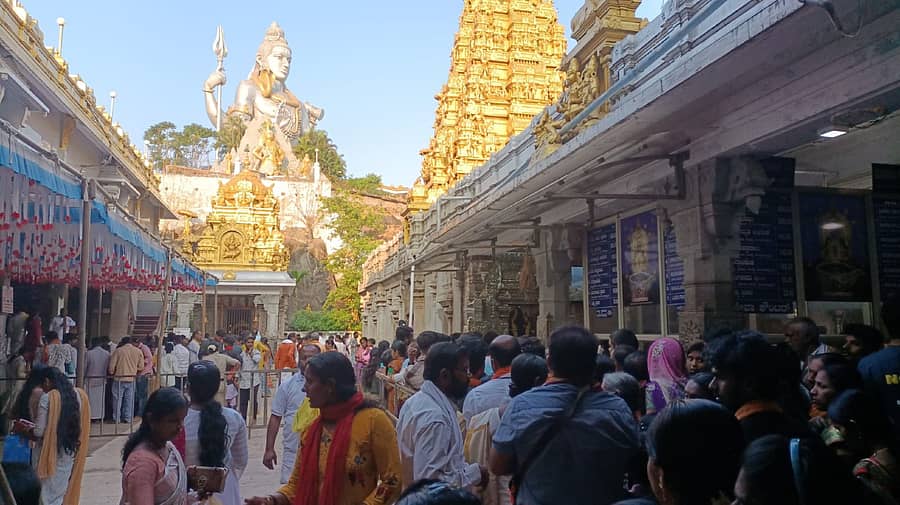 ಮುರುಡೇಶ್ವರದಲ್ಲಿ ಸಾವಿರಾರು ಜನರು ಸರದಿಯನಲ್ಲಿ ನಿಂತು ಶಿವನ ದರ್ಶನ ಪಡೆದರು