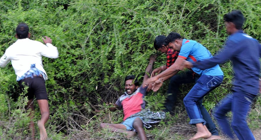 ಮಾರ್ಚ್ 25ರಂದು ನಡೆಯುವ ಗೂಳಿಪುರ ಬಿಸಿಲು ಮಾರಮ್ಮ ಜಾತ್ರೆಯಲ್ಲಿ ಭಕ್ತರು ಮುಳ್ಳಿನ ಪೊದೆಗೆ ಹಾರಿ ಹರಕೆ ಒಪ್ಪಿಸುವ ವಿಶಿಷ್ಟ ಆಚರಣೆ ನಡೆಯುತ್ತದೆ