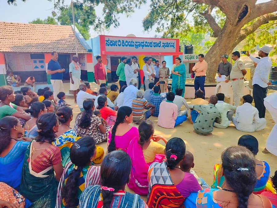 ಮಹದೇಶ್ವರ ಬೆಟ್ಟ ವ್ಯಾಪ್ತಿಯ ಇಂಡಿಗನತ್ತ ಗ್ರಾಮದಲ್ಲಿ ಮತದಾನ ಬಹಿಷ್ಕಾರ ಮಾಡುವುದಾಗಿ ಹೇಳಿರುವ ಗ್ರಾಮಸ್ಥರನ್ನು ಜಿಲ್ಲಾಧಿಕಾರಿ ಶಿಲ್ಪಾನಾಗ್‌, ಎಸ್‌ಪಿ ಪದ್ಮಿನಿ ಸಾಹು, ಡಿಸಿಎಫ್‌ ಸಂತೋಷ್‌ ಕುಮಾರ್‌ ಭೇಟಿ ಮಾಡಿ ನಿರ್ಧಾರ ಕೈಬಿಡುವಂತೆ ಮನವೊಲಿಸಲು ಯತ್ನಿಸಿದರು