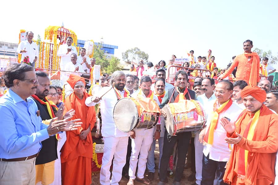 <div class="paragraphs"><p>ಮೆರವಣಿಗೆಗೆ ಸಚಿವ ಈಶ್ವರ ಖಂಡ್ರೆ ಚಾಲನೆ</p></div>